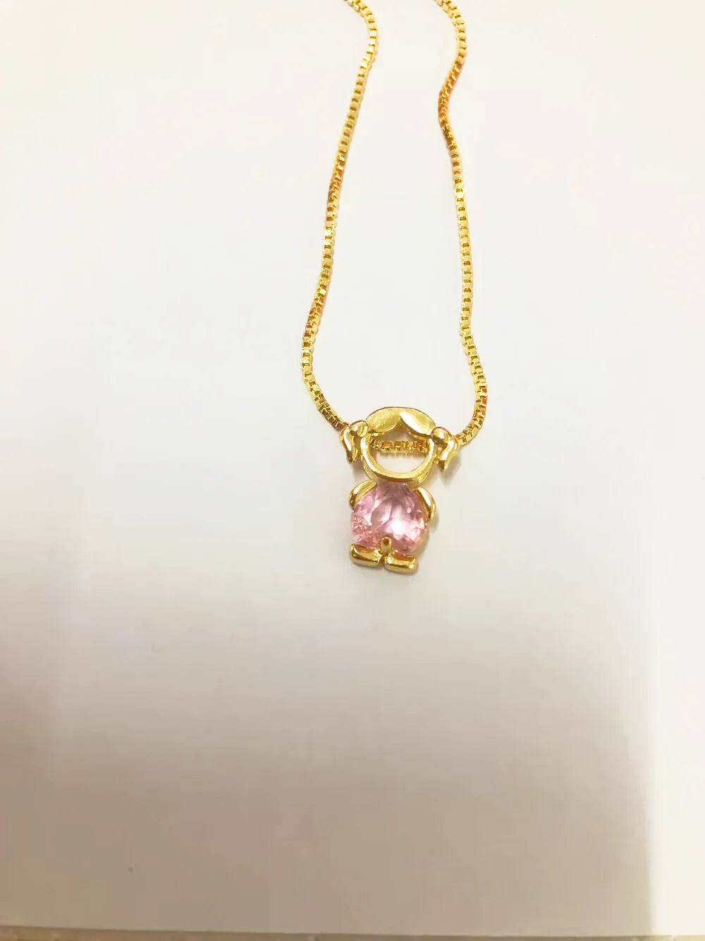 Collar Familia con una figurita: una niña con piedra rosa