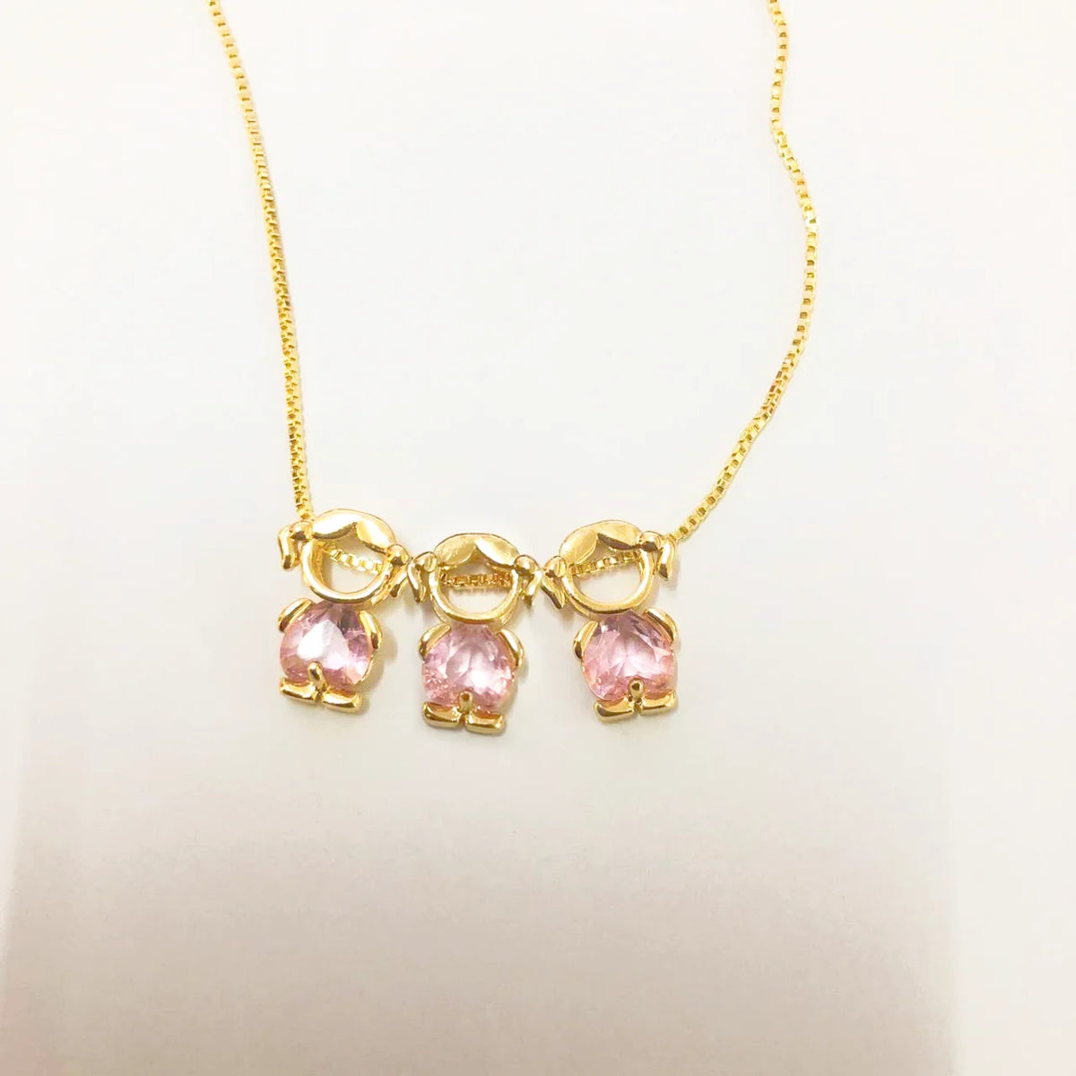 Collar Familia con tres figuritas: tres niñas con piedra rosa