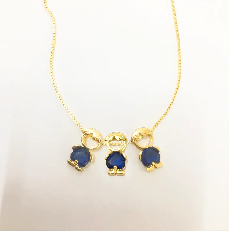 Collar Familia con tres figuritas: tres niños con piedra azul