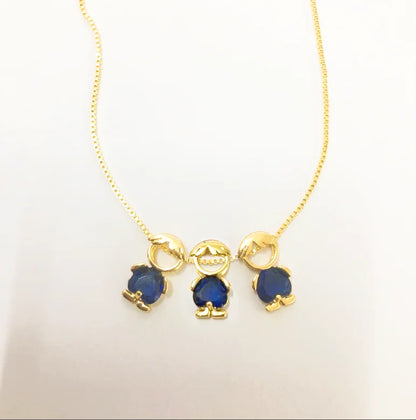 Collar Familia con tres figuritas: tres niños con piedra azul
