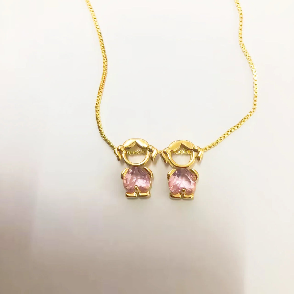 Collar Familia con dos figuritas: dos niñas con piedra rosa