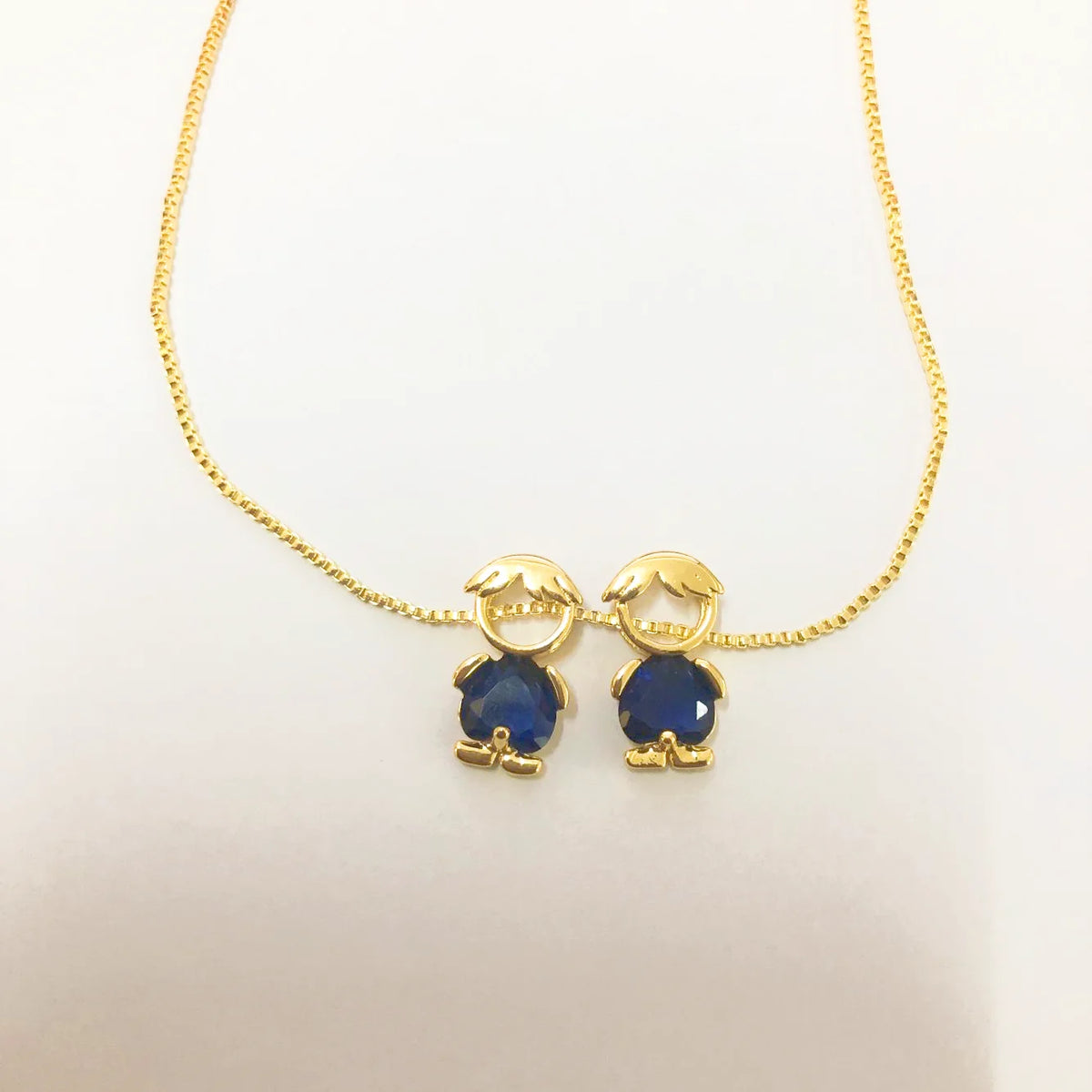 Collar Familia con dos figuritas: dos niños con piedra azul