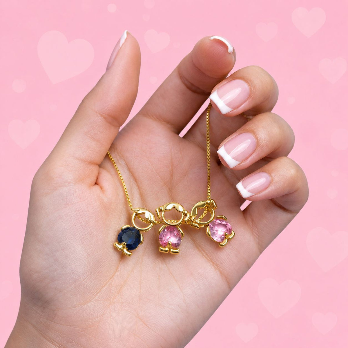 Collar familiar en la mano con una figurita por cada hijo