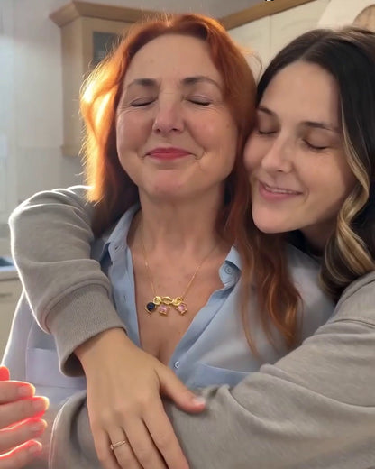 Hija abrazando a su madre, que lleva el collar La Nova